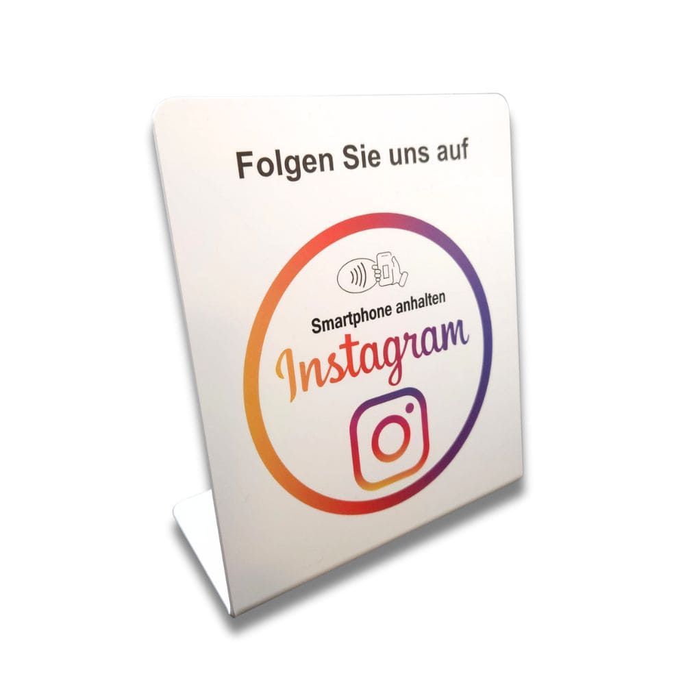 EIn weißer Aufsteller mit der Aufschrift "Folgend Sie uns auf Instagram -  Smartphone anhalten"