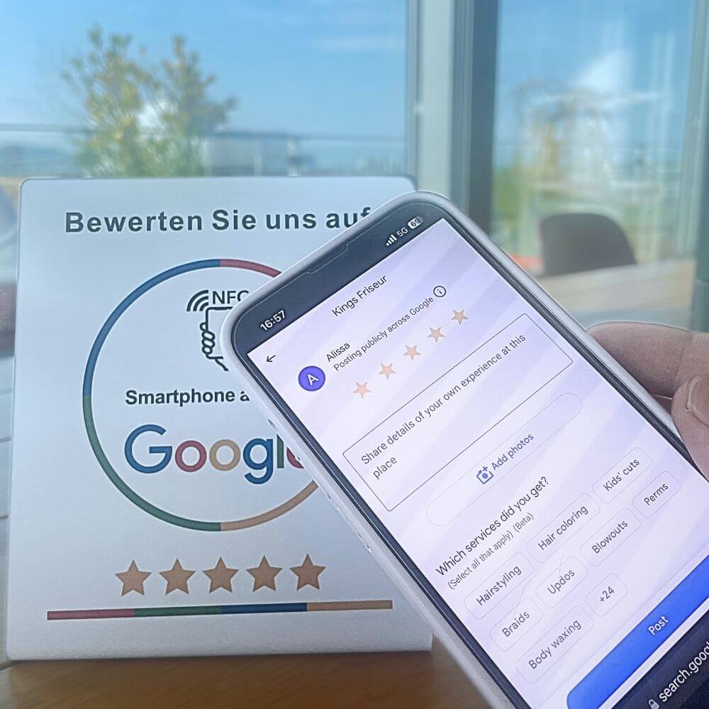 Halte das Handy an den Aufsteller. Dadurch kommt man direkt auf deine Bewertungsseite.