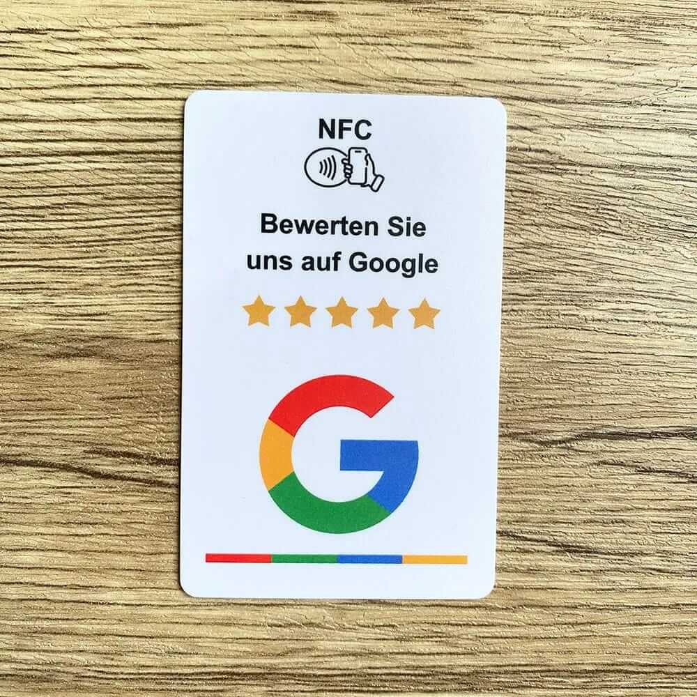Die NFC-Bewertungskarte funktioniert mit einfachen Anhalten des Smartphones und ohne Kamera. Es gibt sie in Weiß und Schwarz.