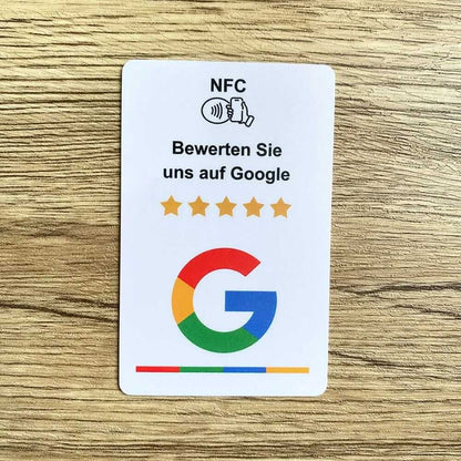 Die NFC-Bewertungskarte funktioniert mit einfachen Anhalten des Smartphones und ohne Kamera. Es gibt sie in Weiß und Schwarz.