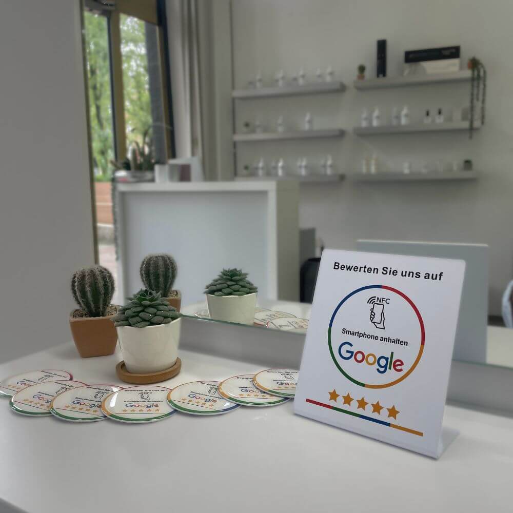 über 90% der Kunden die dich auf Google finden, lesen sich Bewertungen durch. Deshalb sind Bewertungen unumgänglich. Mit dem Bewertungsaufsteller von SimpleShop kannst du täglich neue Bewertungen sammeln.
